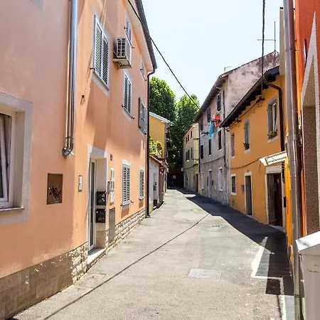 Sunny Old Town Apartman *