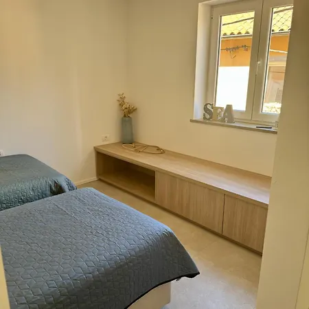 Sunny Old Town Apartment *